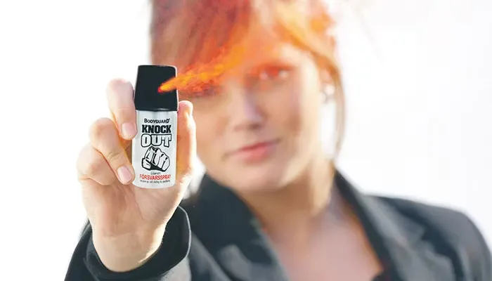Försvarsspray i en hand